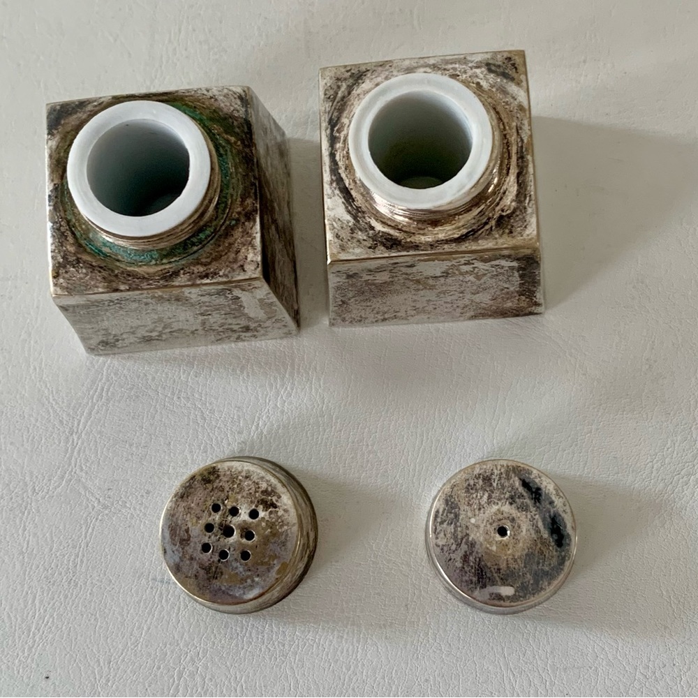 Vintage metal salt and pepper shakers 2” - Picture 5 of 9